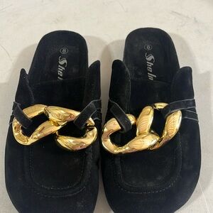 She in, size 8, black and gold
